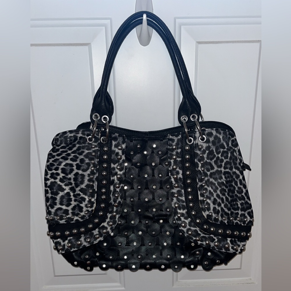 No brand bag. Excellent condition.